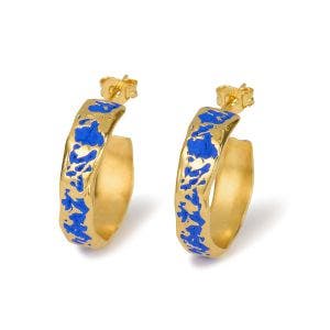 A set of gold-plated hoop earrings  with a blue texture design